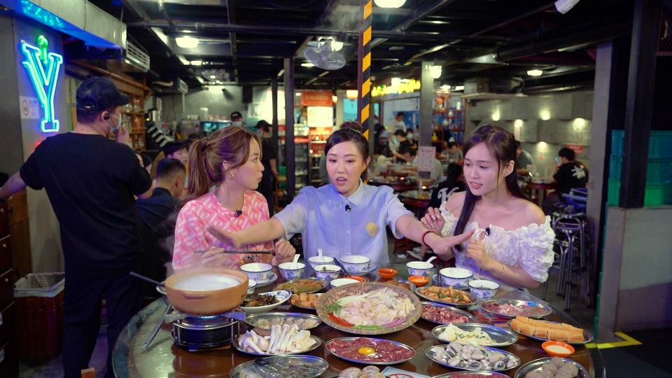 Foodies sweep across Hong Kong and Shenzhen | Lin Xiuyi, Liang Kaiqing, Liang Chaoyi and Liao Huiyi perform an unusual square dance, cute and gorgeous