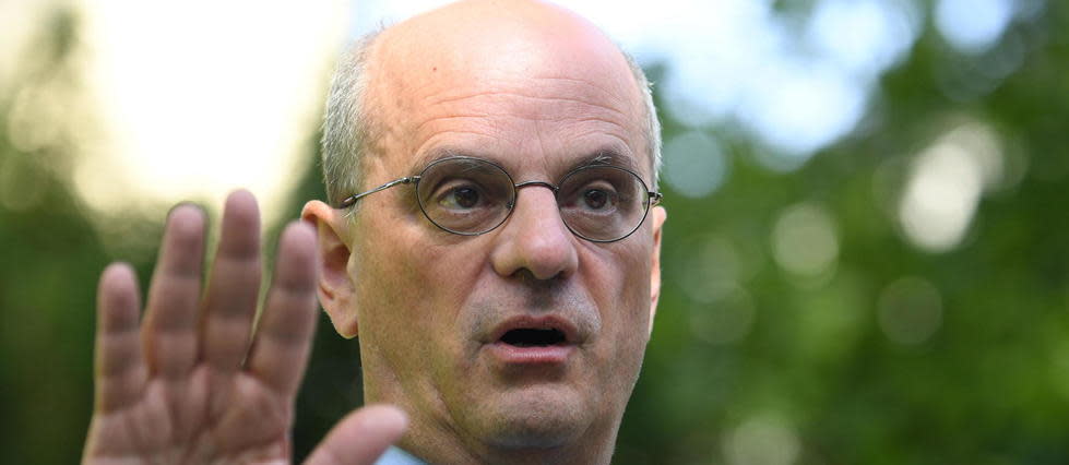 Le ministre de l'Éducation français, Jean-Michel Blanquer, tient une conférence de presse sur la reprise de l'école, avant la rentrée scolaire, dans le jardin de son ministère, le 26 août 2020.  
