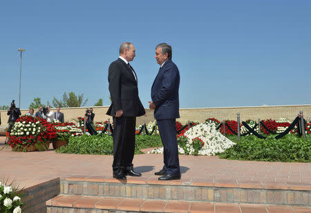 Russian President Vladimir Putin (L) speaks with Uzbek Prime Minister Shavkat Mirziyoyev after laying flowers at the grave of Uzbek late President Islam Karimov in Samarkand, Uzbekistan, September 6, 2016. Sputnik/Kremlin/Alexei Druzhinin/via REUTERS