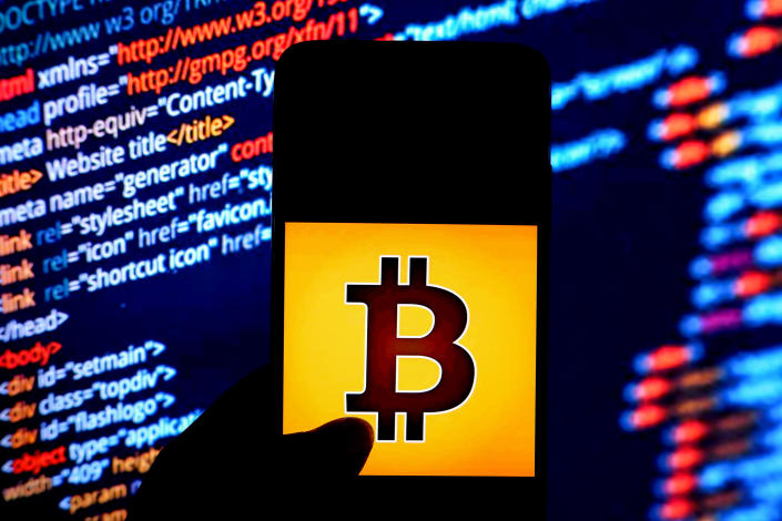 INDIA - 2022/07/03: In this photo illustration, a Bitcoin logo is displayed on a smartphone screen. (Photo Illustration by Avishek Das/SOPA Images/LightRocket via Getty Images)