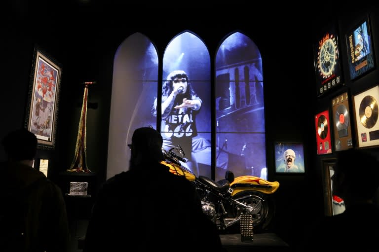 Des visiteurs regardent une vidéo de la chanteuse Tatiana Shmayluk du groupe de metal ukrainien Jinjer lors de l'exposition "Metal, Diabolus in musica" à la Philharmonie de Paris, le 4 avril 2024 (ALAIN JOCARD)