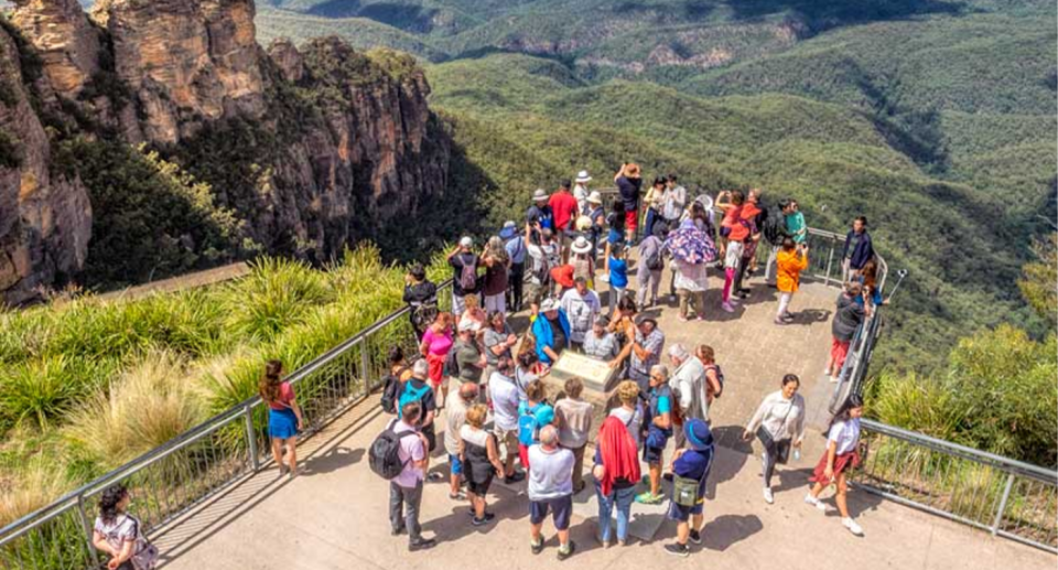 Turisti alla piattaforma panoramica nelle Blue Mountains. 