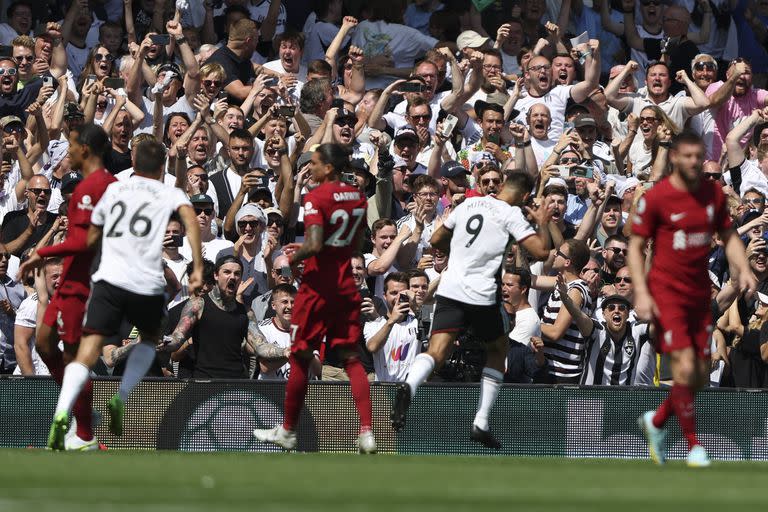 Festejan Aleksandar Mitrovic y los hinchas de Fulham; el goleador anotó los dos tantos de su equipo ante Liverpool en el regreso a la Premier League