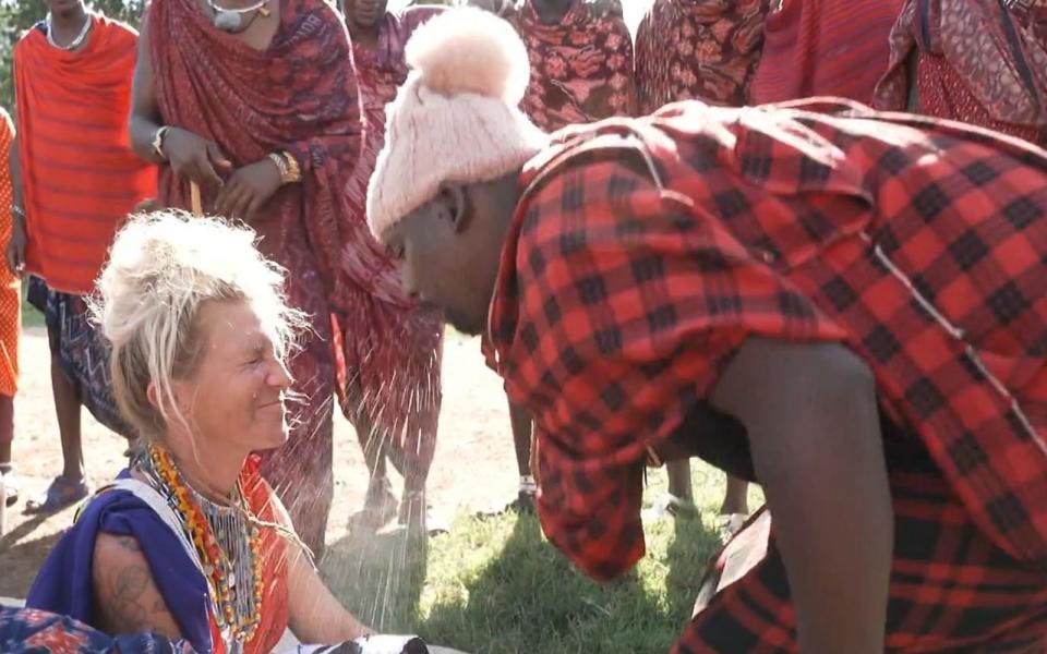 Gewöhnungsbedürftiges Spuckritual: Angela und Paulo bekommen einen Ziegenmilch-Segen. (Bild: RTL / 99pro Media)