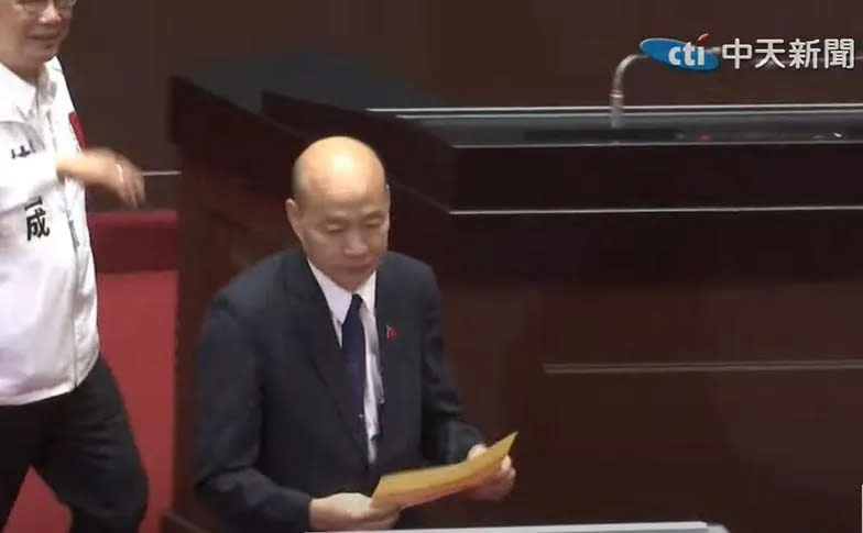 立法院長韓國瑜在覆議案中參與投票。（圖／中天新聞）