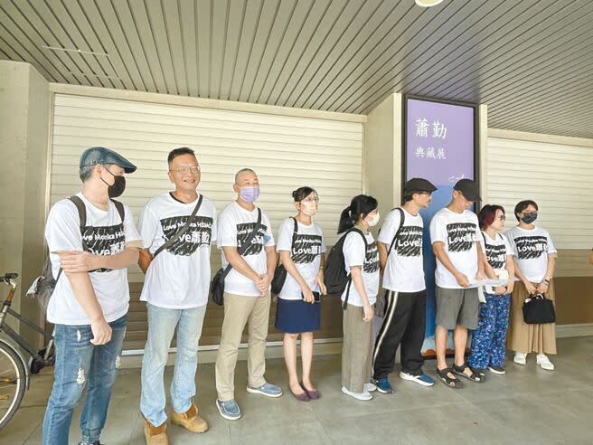 已故藝術家蕭勤的南藝大學生24日到蕭勤國際文化藝術基金會，控訴蕭勤遺孀Monika被基金會限制自由。（洪靖宜攝）