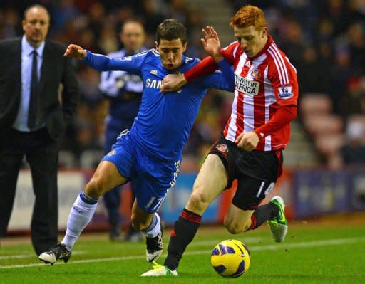 El volante del Sunderland Jack Colback (D) intenta escapar de la marca de Eden Hazard, del Chelsea, en partido de la Premier League que marcó la primera victoria del DT español Rafael Benítez al frente del equipo londinense, el 8 de diciembre de 2012 en Sunderland. (AFP | andrew yates)