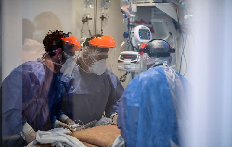 Terapistas asisten a un paciente en la Unidad de Terapia Intensiva de El Cruce, en el Hospital Néstor Kirchner en Florencio Varela, el 13 de abril de 2021