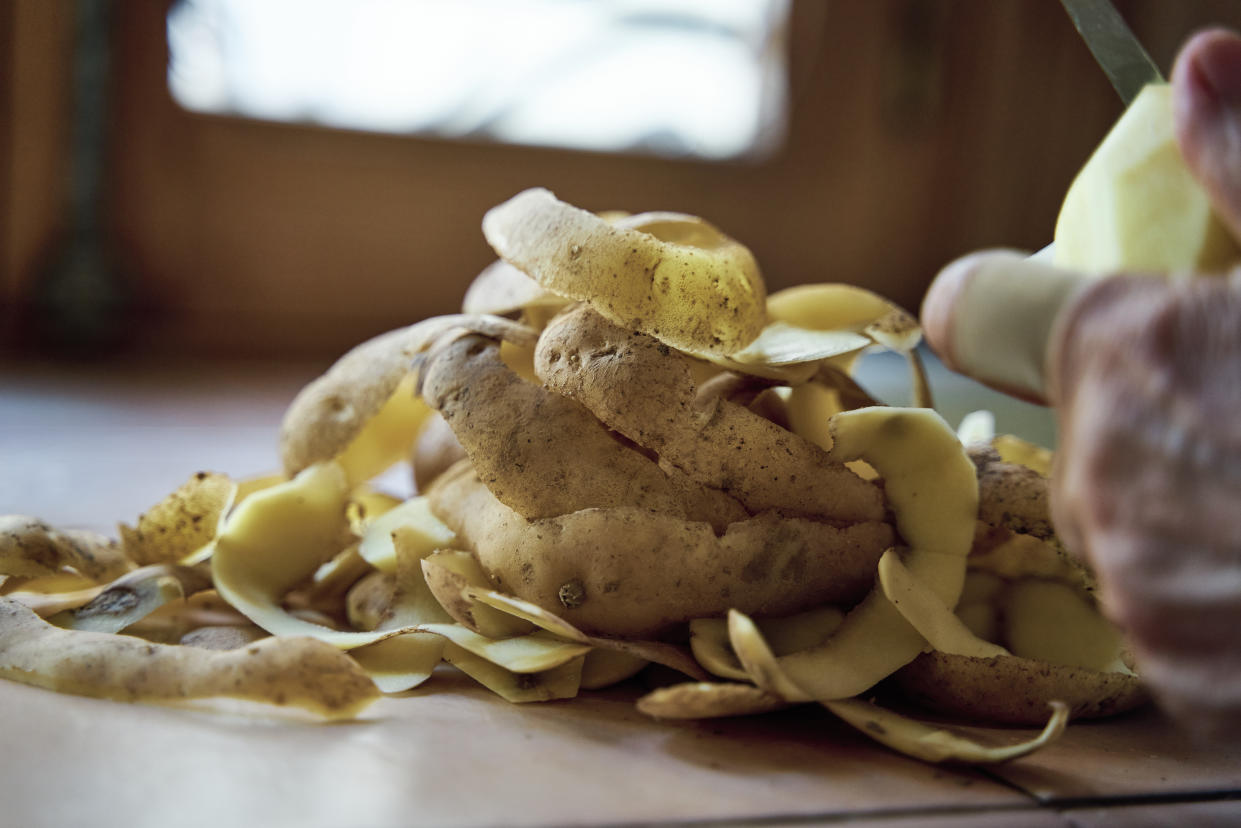 Kartoffelschalen landen normalerweise im Abfall. Sie lassen sich aber auch zu super knusprigen selbst gemachten Chips verarbeiten! (Symbolbild: Getty Images)