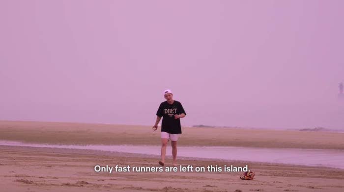 Se-hoon smiles as So-yeon says "Only fast runners are left on this island"