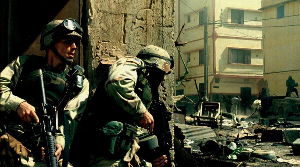 Black Hawk Down (2001): La visión de Ridley Scott de un grupo de soldados norteamericanos que son enviados a Somalia en 1993 para capturar a dos tenientes del grupo que está liderando la guerra civil en el país africano.