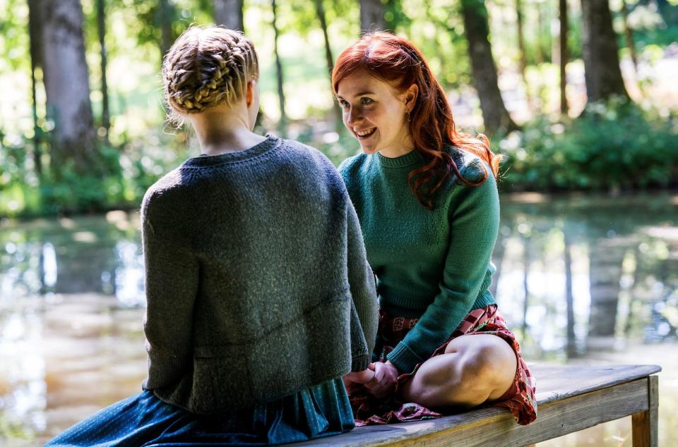 Erika (Franziska Brandmeier, rechts) erhofft sich von den amerikanischen Soldaten eine neue Perspektive für ihr Leben. Dass Marie (Elisa Schlott) sich mit dem Bauernleben begnügen will, ist ihr fremd. (Bild: SWR/FFP New Media/Ben Knabe)