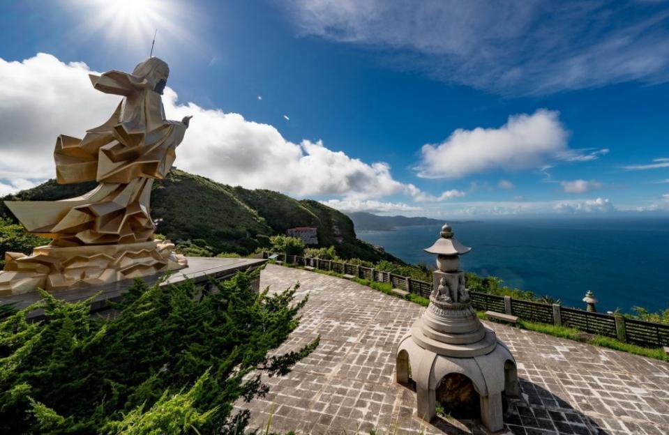 靈鷲山無生道場依山傍海是東北角風景線上的心靈地標，海天一色美景邀請大眾新年走春祈福。（靈鷲山佛教教團提供）