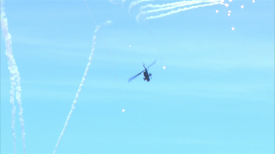 F16編隊以低空投放熱焰彈來模擬敵軍進攻甲南海灘。（圖／民視新聞）