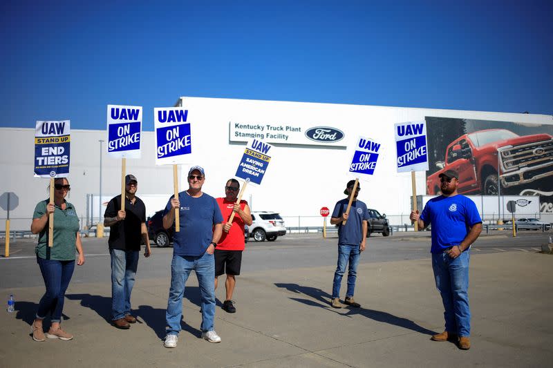 Miembros del sindicato United Auto Workers (UAW) hacen un piquete frente a la planta de camiones Ford en Kentucky después de declararse en huelga en Louisville, Kentucky, EEUU