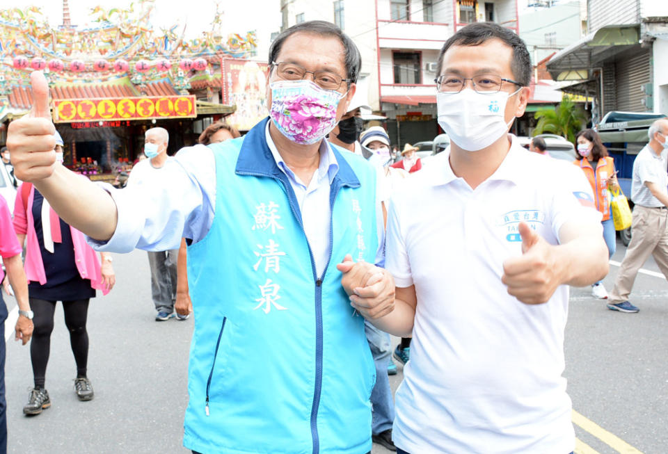 圖為國民黨屏東縣長參選人蘇清泉（左）過去合體羅智強的畫面。（資料照/林和生攝）