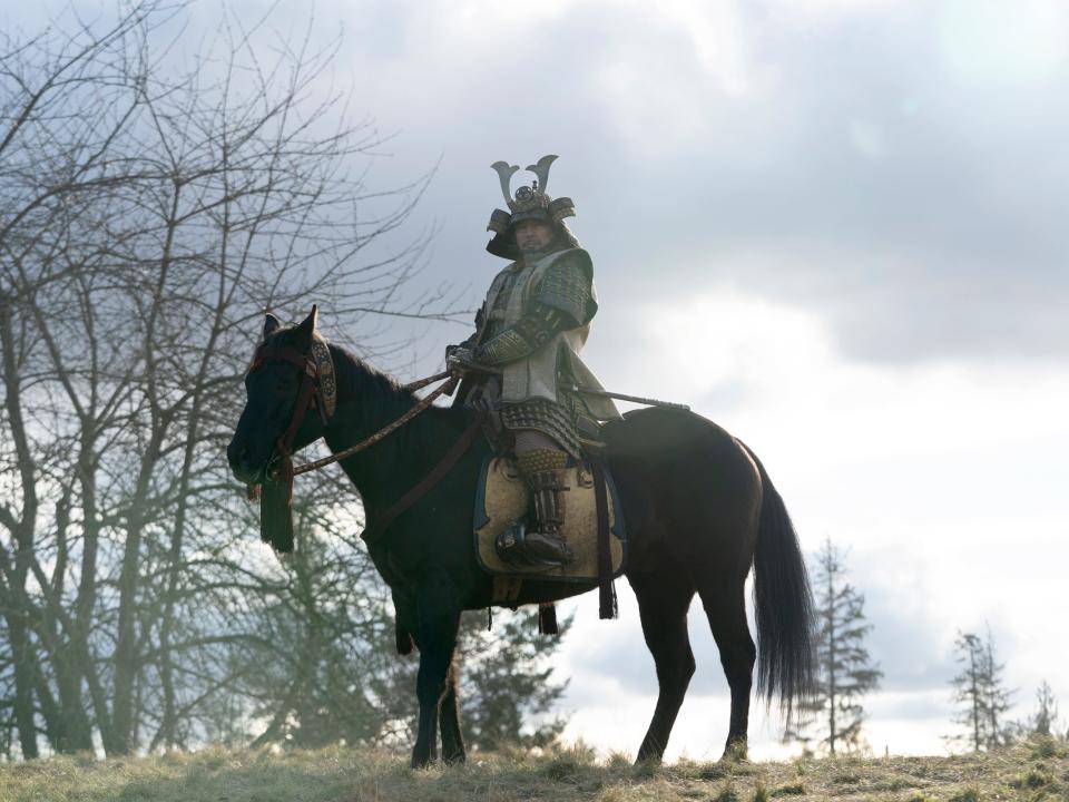 hiroyuki sanada as yoshii toranaga, a man in armor sitting on a horse on top of a hill