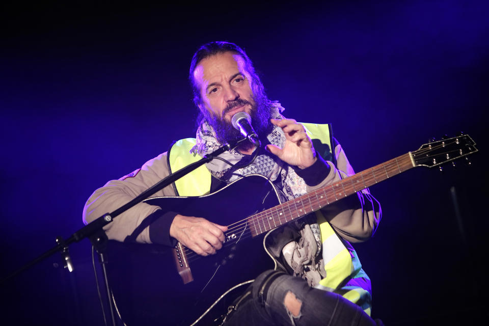 <p>Très engagé au côté des gilets jaunes – il a notamment proposé de financer une hypothétique campagne du mouvement lors des élections européennes à hauteur de 800 000€ -, le chanteur a donné deux concerts gratuits au Bateau Théâtre – Le Nez Rouge à Paris. Tout au long de la soirée, il a arboré un gilet jaune en signe de solidarité.<br>(Crédit : Getty Images) </p>