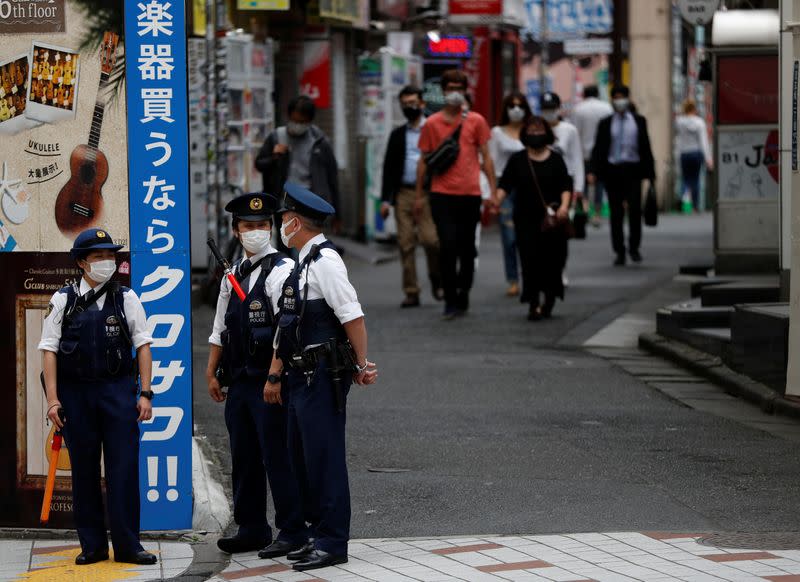 Agentes de policía con mascarillas en el distrito de compras y diversión de Shibuya en Tokio, Japón, el 25 de mayo de 2020