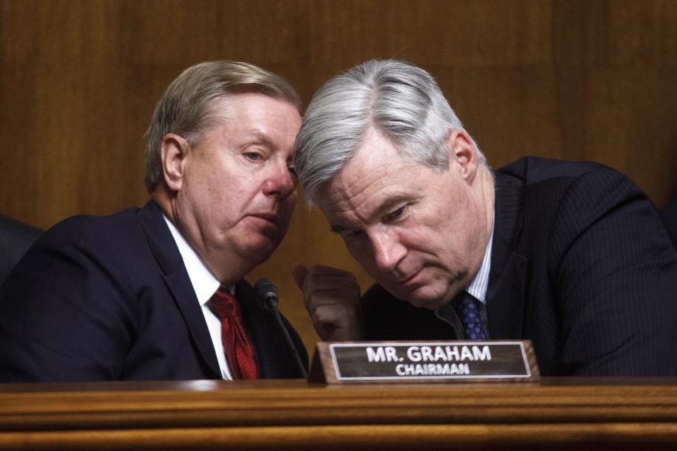 El senador Lindsey Graham (R-S.C.) y el senador Sheldon Whitehouse (D-R.I.) (EFE / TOM BRENNER)