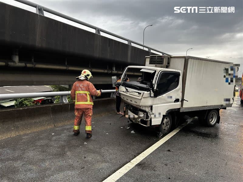 駕駛疑因天雨路滑、車速過快追撞前車，導致腿部遭玻璃割傷、胸悶送醫。（圖／翻攝畫面）