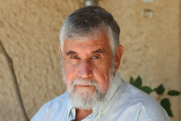 L'ancien agent du Mossad et auteur israélien Mishka Ben-David à Ramat Razi'el, en Israël, le 15 avril 2024 (GIL COHEN-MAGEN)