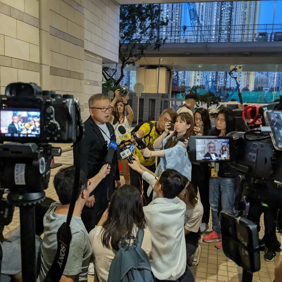 陳朗昇被判阻差罪成判囚五日，圖為他在庭外接受訪問。  （facebook 圖片）
