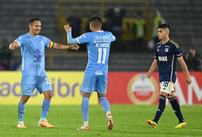 Leonel Justiniano (I) y Ramiro Vaca celebran un gol de Bolívar ante Millonarios en la Copa Libetadores el 8 de mayo de 2024 en Bogotá (Raul ARBOLEDA)