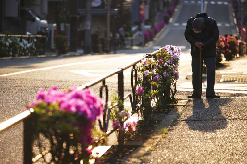 <cite>東京街頭的日本老年人。（美聯社）</cite>