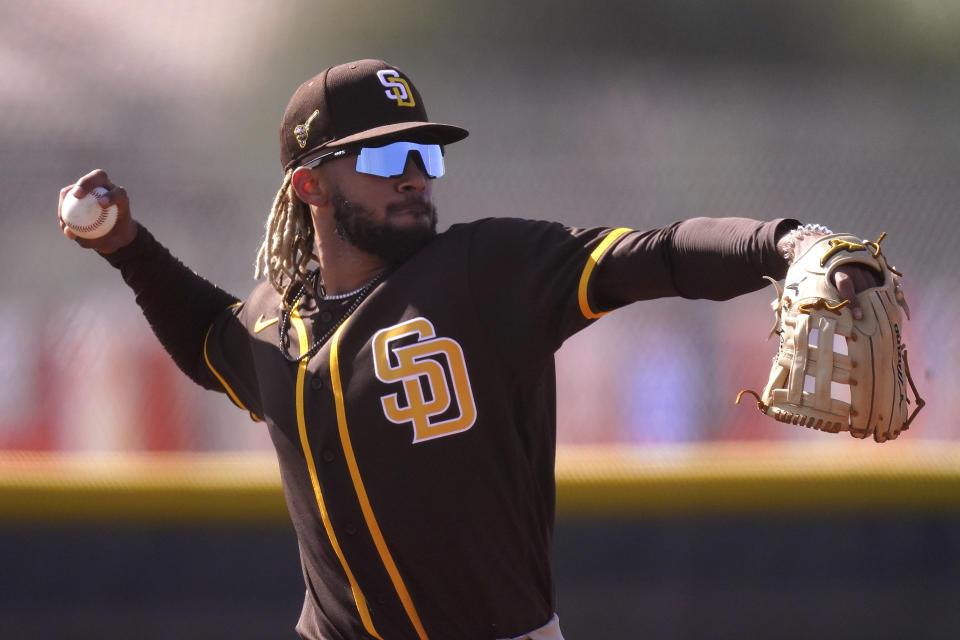 En foto del 23 de febrero del 2021, Fernando Tatis Jr., de los Padres de San Diego, lanza en una práctica de pretemporada en Peoria, Arizona. El jueves 25 de marzo del 2021, el béisbol vuelve a ser divertido en San Diego, gracias a los Padres y Tatis, así como una renovada rotación. (AP Foto/Charlie Riedel)