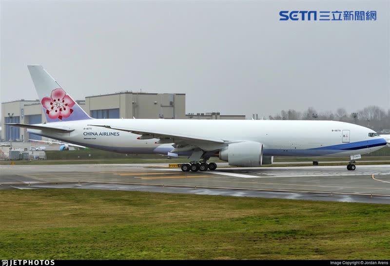 華航一架最新波音777F貨機塗裝，不僅「CHINA AIRLINES」字樣移到機尾，字體也縮小，而機身中前段則是留白，尚待塗裝。（圖／Jordan Arens授權提供）