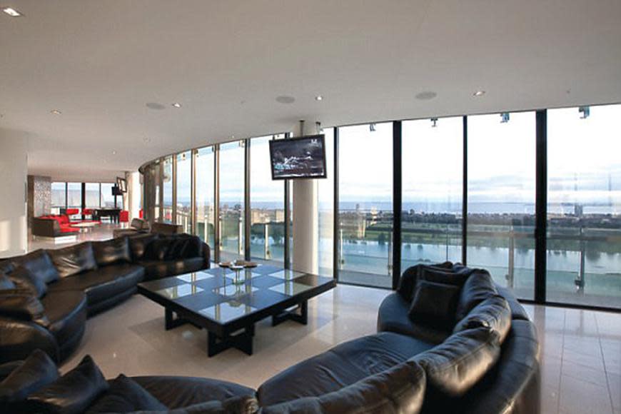 Bec and Lleyton to sell luxury penthouse