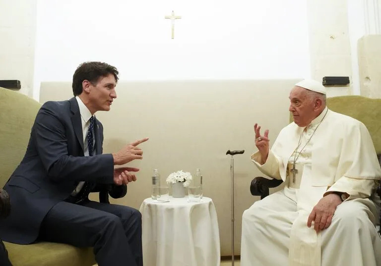 El primer ministro de Canadá, Justin Trudeau, en su encuentro con el Papa, en Borgo Egnazia, Italia. (Sean Kilpatrick/The Canadian Press via AP)