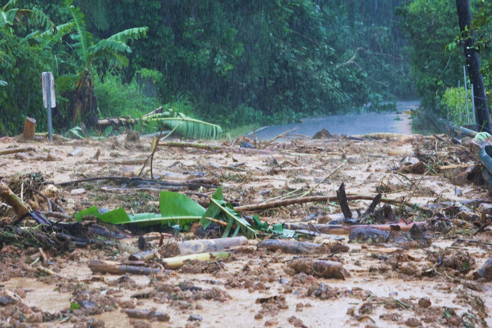 FOTO DE LA MEJOR CALIDAD DISPONIBLE - Un deslave generado por el huracán Fiona bloquea un camino el domingo 18 de septiembre de 2022, en Cayey, Puerto Rico. (AP Foto/Stephanie Rojas)