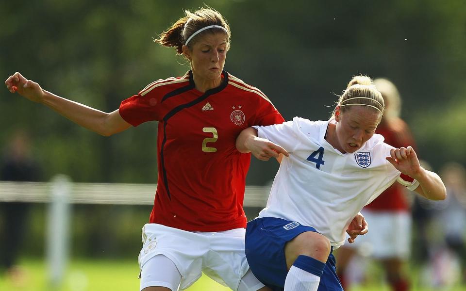 Als Profi-Fußballerin gewann Stefanie Mirlach (links) unter anderem die U20-Weltmeisterschaft 2010 und den DFB-Pokal 2012. Seit 2021 ist die 32-Jährige als Head of Project Management Sports bei Sky im Einsatz.  (Bild: 2010 Getty Images/Matthew Lewis)