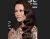 <p>Cette année, Catherine-Zeta Jones est apparue marquée par la chirurgie esthétique. Va-t-elle en abuser, comme Mélanie Griffith ou Nicole Kidman ?<br> Crédit photo : Sipa </p>