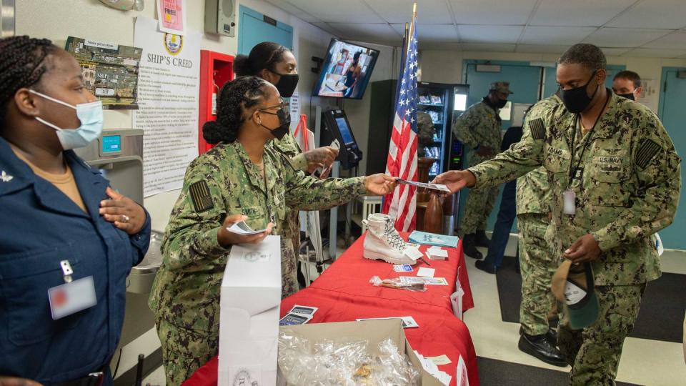 Sailors assigned to the aircraft carrier John C. Stennis distribute pamphlets to raise awareness for suicide prevention on the floating accommodation facility, in Newport News, Virginia, in 2021. (MCS2 Thomas Pittman/Navy)