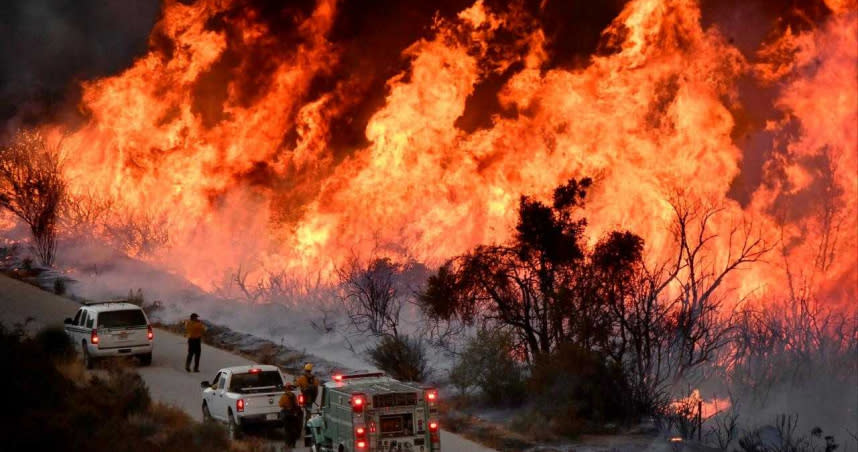 加州大火延燒近150萬公頃，專家稱濃煙可能會造成多50倍的死亡人數。（圖／Reuters）