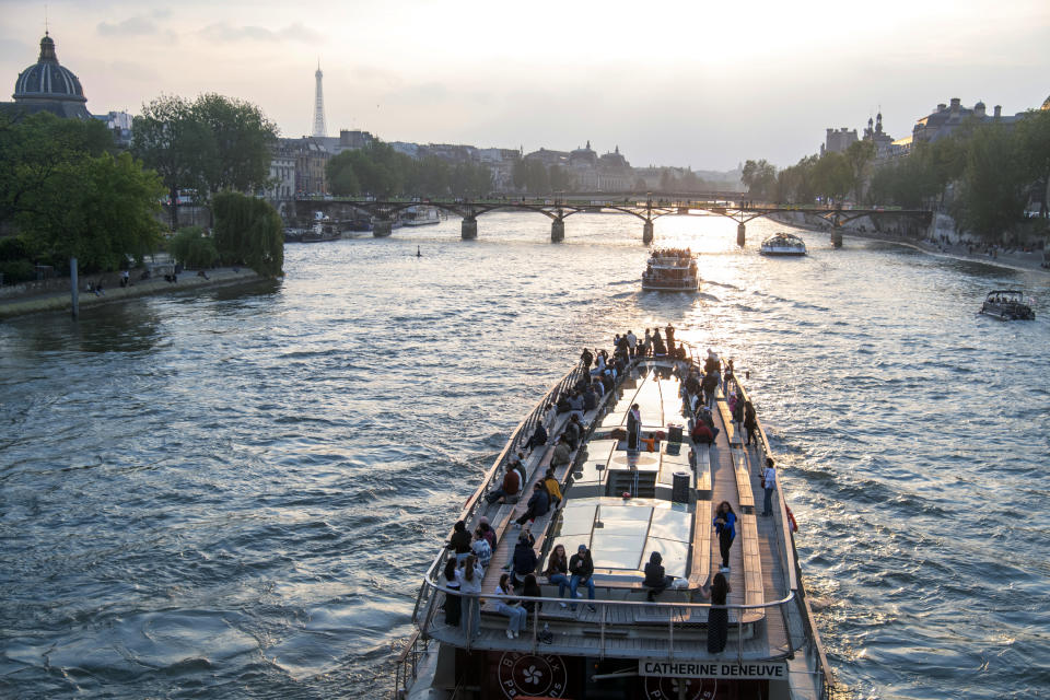 Un barco turístico en el Sena, por donde pasarán las embarcaciones que transportarán a los atletas durante la ceremonia inaugural del viernes.
 (James Hill/The New York Times)
