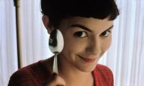 <p>Wenn man heutzutage an französische Filme denkt, gehört ‘Die fabelhafte Welt der Amélie’ bestimmt zu den ersten Gedanken. Im Film geht es um Amélie, die aus verschiedenen Gründen ein Sonderling ist. Der Film wäre nicht in dieser Liste, wenn es am Ende kein romantisches Happy End gebe. Unbedingt angucken! (Foto: ddp) </p>