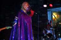 <p><b>Clarence Reid -</b> Connu sous le nom de scène de Blowfly, Clarence Reid, pionnier du rap américain est décédé le dimanche 17 janvier 2016 en Floride des suites d'un cancer du foie. Il avait 76 ans. Célèbre pour ses paroles sulfureuses et ses costumes de super-héros à paillettes, Clarence Reid a d'abord chanté sous son vrai nom avant de créer le personnage de Blowfly, the original dirty rapper. Il présentait son titre “Rap Dirty”, sorti en 1980, comme la première chanson de l'histoire du rap.</p>