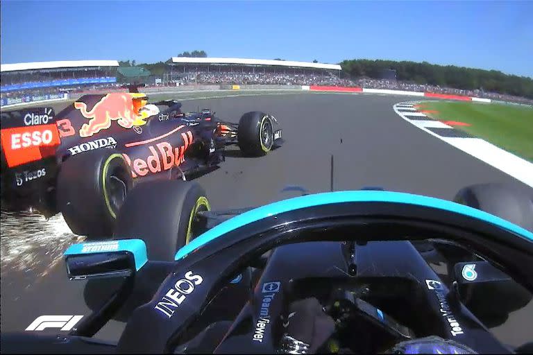 El momento en el que Hamilton tocó a Verstappen y lo dejó afuera de Silverstone