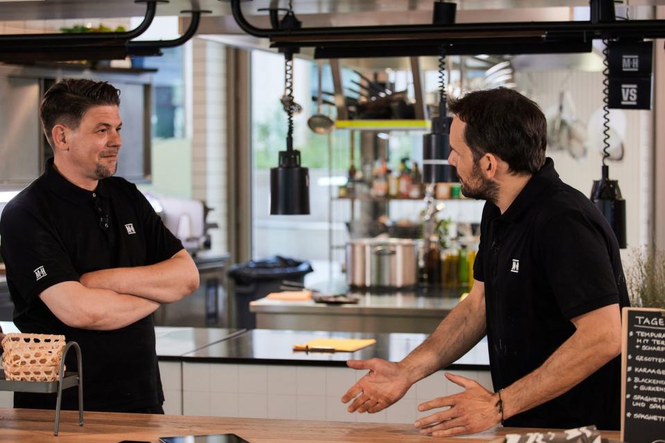 Tim Mälzer und Stefen Henssler (rechts) diskutieren in der Sendung 