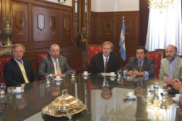 En la Casa Rosada con Julio Grondona, Miguel Ángel Toma (ministro de interior), el presidente Ramón Puerta y el jefe de la policía.