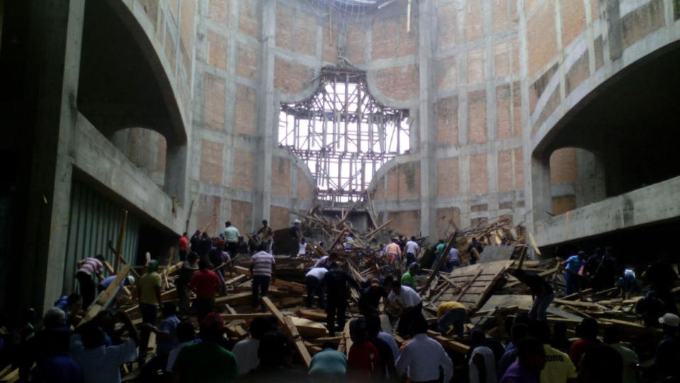 TUXTEPEC, OAXACA, 03MARZO2016.- La Coordinación Estatal de Protección Civil de Oaxaca (CEPCO), dio a conocer que aproximadamente a las 16:00 horas de este jueves, se presentó un derrumbe en la remodelación de las instalaciones de la Catedral “La Barca” en San Juan Bautista Tuxtepec. Hasta la tarde este miércoles se había logrado el rescate de 20 personas lesionadas, en su mayoría obreros que trabajaban en la construcción del inmueble. / Foto: Cuartoscuro