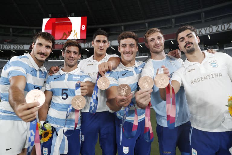 Los Pumas 7s posan con la medalla de bronce, la primera para la delegación argentina en los Juegos Olímpicos de Tokio 2020.