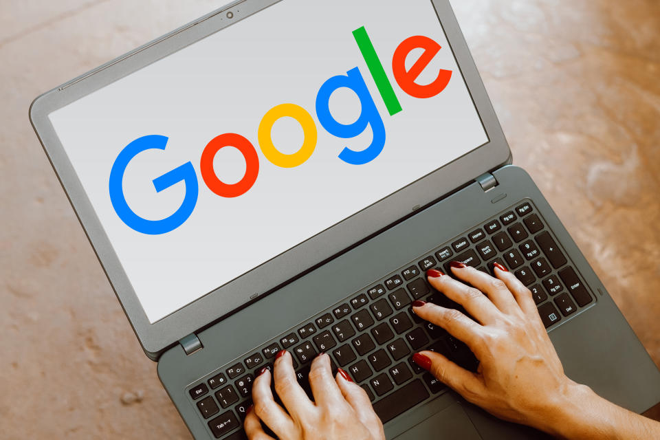 El logotipo de Google aparece en la pantalla de una laptop. (Getty Images)