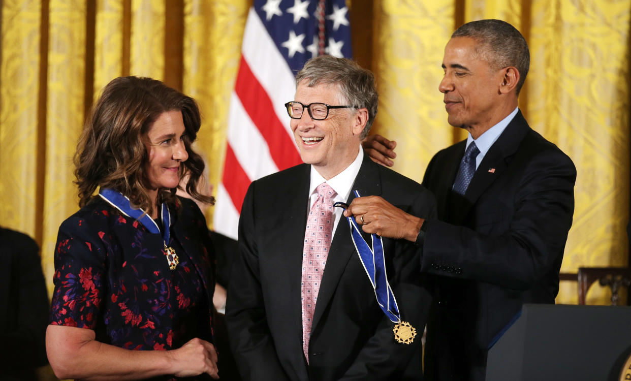 Bill and Melinda Gates receive their Presidential Medals of Freedom from U.S. President Barack Obama in the East Room of the White House in Washington, U.S., November 22, 2016.   REUTERS/Carlos Barria