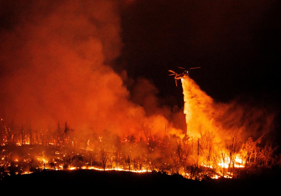 美國加州「湯普森野火」（Thompson Fire）於2日爆發，當局緊急撤離2.5萬居民。（AP）