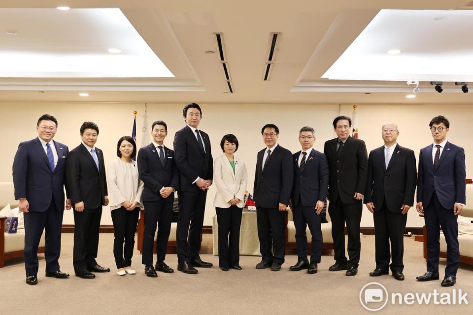 日本自民黨新任青年局長鈴木貴子眾議員初次訪台，特率局長代理藤井一博參議員、國際部長金子俊平眾議員、國際副部長山本左近眾議員、友納里緒參議員等人，至台南拜會黃偉哲市長。   圖：台南市政府提供